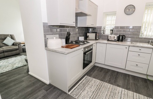 Llangefni Cottage | 2 MOUNTAIN VIEW, pet friendly, character holiday cottage in Llangefni