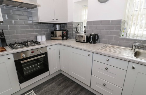 Llangefni Cottage | 2 MOUNTAIN VIEW, pet friendly, character holiday cottage in Llangefni