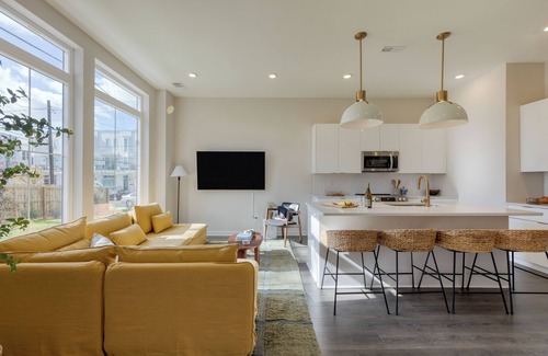 Talbot's Corner House | 2 New Townhomes w/Balcony, Mins to Broadway, Sleeps 16 | 98 Degrees & The Stage