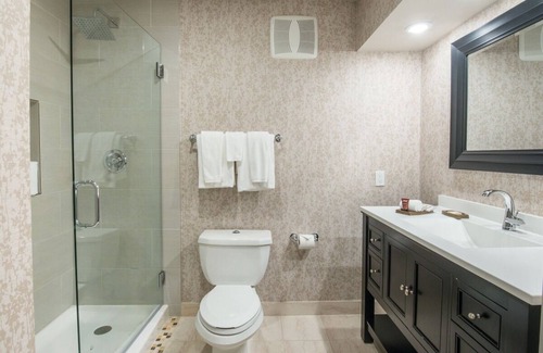 Barron Park House | 2 Peaceful Creekside Room with Free Parking, Balcony & Heated Pool