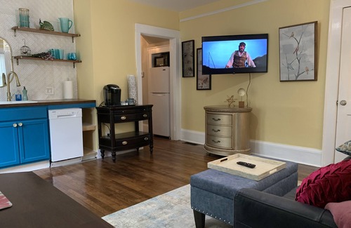 Flat Rock Apartment | 2 Person Hot Tub on Private Deck, 2 mi to DT Hendersonville/Flat Rock, King Bed