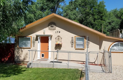 Nampa House | 2 person JACUZZI Cozy Cottage (Entire House)