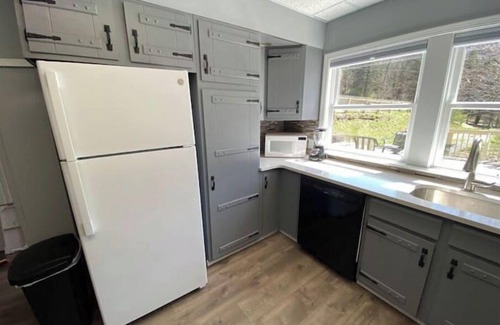 Margaretville Cottage | 2 Person Rain Shower-Cozy Cottage+King Bed+15 Min ⛷️Kayaks+Wine Barrel Table