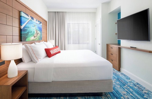 Park Shore Hotel | 2 Pet-Friendly King Bedroom Suite with Kitchen and Sitting Area