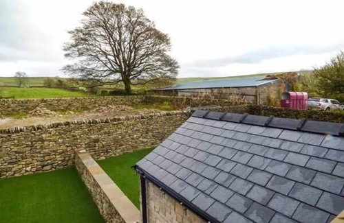Blackwell in the Peak Cottage | 2 PRIMITIVE CROFT, pet friendly, with open fire in Chelmorton