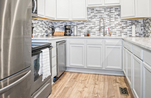 Hanahan House | 2 Private Balconies ° Fire Place ° BBQ