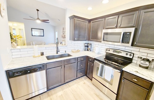 Owensboro House | 2 Queen beds + 2 Full Bathrooms Kitchen + Laundry Room + Patio