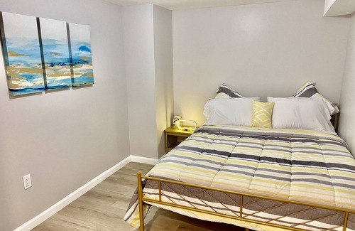 Westbury House | 2 Queen Beds, full kitchen, and wireless phone chargers in a cozy, spacious apt