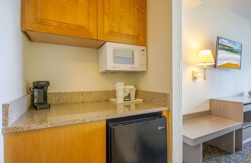 Kill Devil Hills Hotel | 2 Queen Beds Guestroom with Pool View