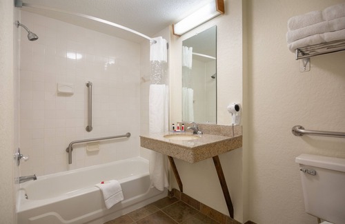 Kill Devil Hills Hotel | 2 Queen Beds Guestroom with Pool View