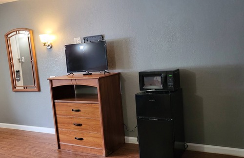 Livingston Apartment | 2 queen beds hotel studio 107 Hot tub