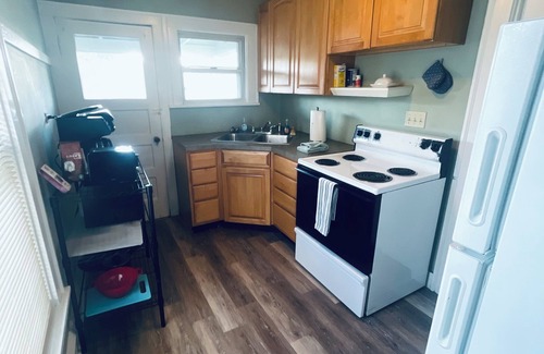 Lakewood House | 2 Queen Beds in 1896 Victorian Triplex! AC, WiFi, Parking & More!