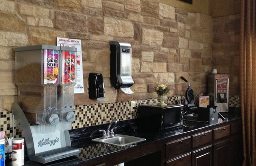 Fort Worth Hotel | 2 Queen Beds Room, Scottish Inns, Free Parking, Located just off I-35