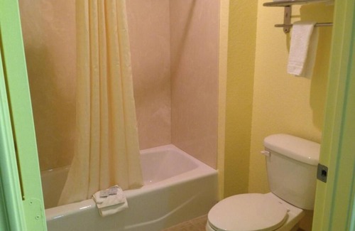 Fort Worth Hotel | 2 Queen Beds Stay, Scottish Inns Fort Worth, Laundry Facilities, Spacious Rooms