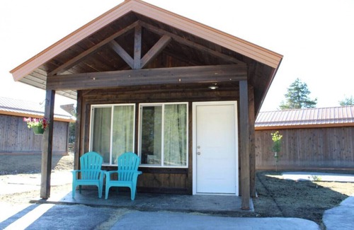 Island Park Ski Chalet | 2 Queen Beds, WIFI, Mini Fridge, Microwave, Full Bathroom