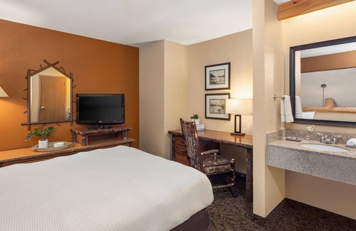 Rothschild Hotel | 2 Queen Loft With Kitchen, Access to Pool, Hot Tub, and Gym