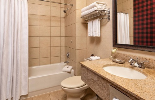 Rothschild House | 2 Queen Studio With Kitchen, Access to Pool, Hot Tub, and Gym
