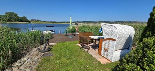 Neuensien Apartment | 2 Raumwohnung mit sonniger Terrasse und Seeblick