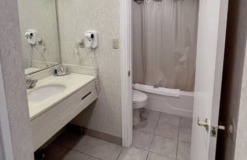 Bay City Hotel | 2 Relaxing Family-Friendly Bay Valley Rooms – Golf, Pool & Scenic Trails