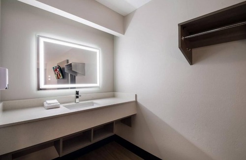 Twin Brook Hotel | 2 Renovated Rooms Perfect for Families, close to I-75 exit 5 & Restaurants