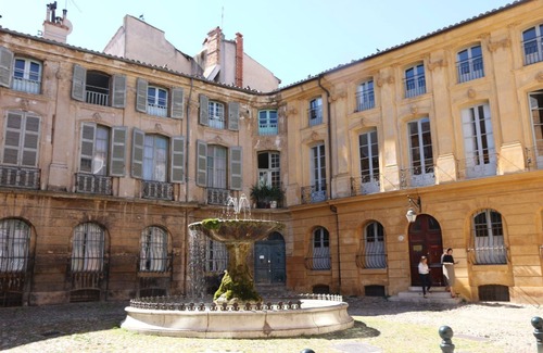Est Apartment | 2-room apartment overlooking the park, walking distance to town center