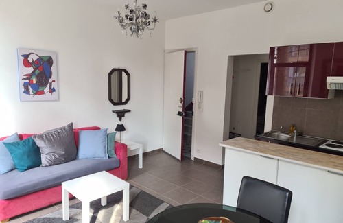 Golfe Juan House | 2-room apartment, fitted kitchen, private parking, shops, beaches.