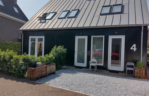 Slotervaart Apartment | 2 room studio with bathroom in city villa with free private parking