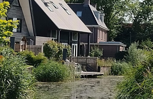 Slotervaart Apartment | 2 room studio with bathroom in city villa with free private parking