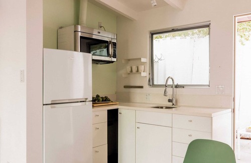 Tahquitz River Estates Cottage | 2 Rooms, Sleeps 8 Retro Hotel w/Pool Wesley King Studio Buyout by Avantstay