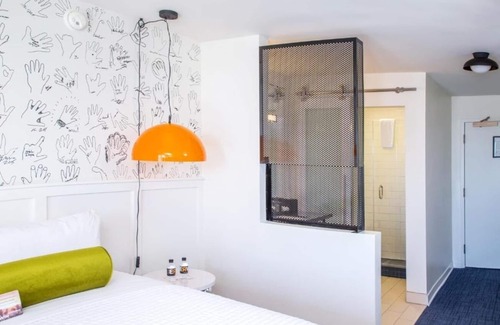 Venice Hotel | 2 Rooms w/Balcony | Kitchen | Rooftop Lounge | Free Breakfast