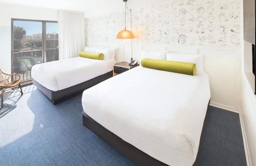 Venice Hotel | 2 Rooms w/Balcony | Kitchen | Rooftop Lounge | Free Breakfast