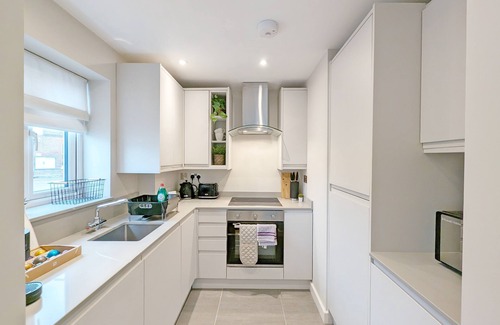 Arundel Apartment | 2 Roseland Apartment - sleeps 2 guests in 1 bedroom