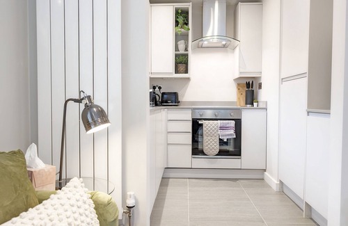 Arundel Apartment | 2 Roseland Apartment - sleeps 2 guests in 1 bedroom