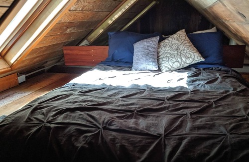 Fieldbrook Cabin | 2 Rustic Cabins+Treehouse On Creek in Redwoods