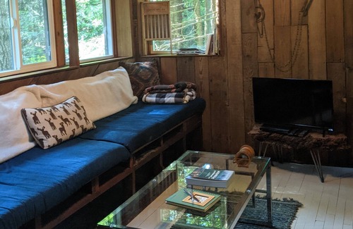 Fieldbrook Cabin | 2 Rustic Cabins+Treehouse On Creek in Redwoods