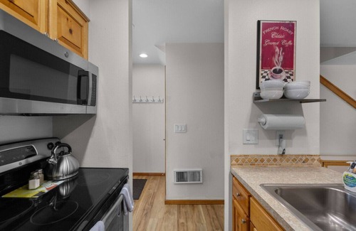 Cannon Beach House | 2 Sand Dune: Cozy Town Home | Walk to Beach | Dog-Friendly