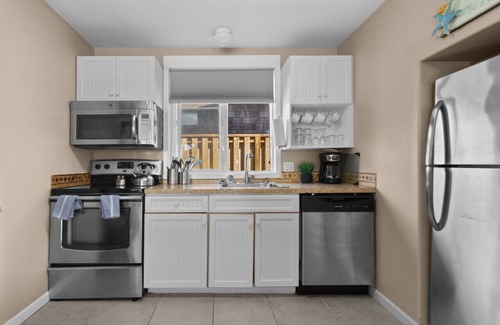Downtown Cannon Beach Condo | 2 Sandals Cabana: Oceanview | Steps to Beach | Dog-Friendly
