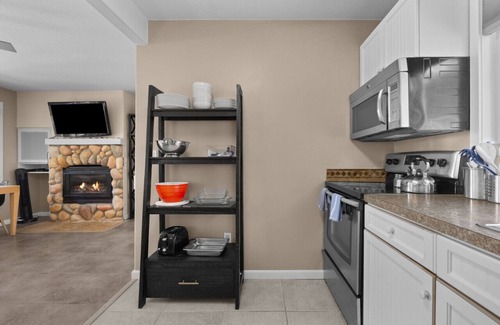 Downtown Cannon Beach Condo | 2 Sandals Cabana: Oceanview | Steps to Beach | Dog-Friendly
