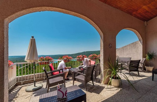 Montpezat Apartment | 2 Schlafzimmer + Coin Night Classic 2 Erwachsene und 2 Kinder Terrasse
