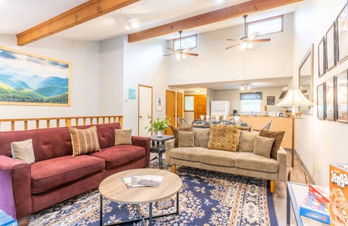 Caton House | ️ 2 Secluded Dual Unit Mountain Homes Sleeps 22 ️ Near DollyWood 2 HOT TUBS ️ Game Room