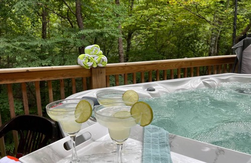 Caton House | ️ 2 Secluded Dual Unit Mountain Homes Sleeps 22 ️ Near DollyWood 2 HOT TUBS ️ Game Room