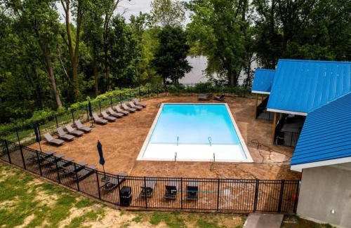 Grandville Apartment | 2 separate 2 bedrooms suite's with parking at The Grand Castle