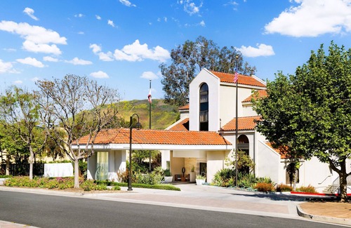 Calabasas House | 2 SoCal Fit Room Two Queen, The Anza A Calabasas, Pet-Friendly, Pool
