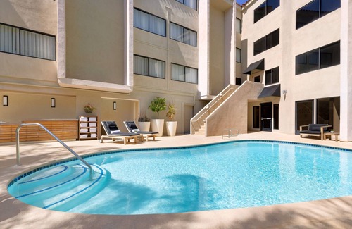 Calabasas House | 2 SoCal Fit Room Two Queen, The Anza A Calabasas, Pet-Friendly, Pool