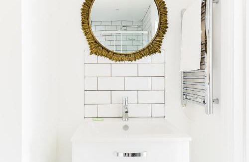 Gloucester Apartment | 2 Spa Villas Gloucester