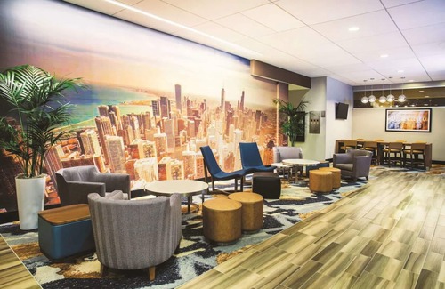 Downtown Chicago Hotel | 2 Spacious Rooms with 2 Queen Beds Near Magnificent Mile