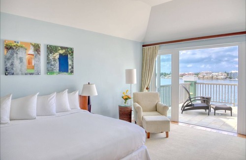 Paget House | 2 Spacious Units! Kitchen, Outdoor Pool, FREE Parking Near Marley Beach!