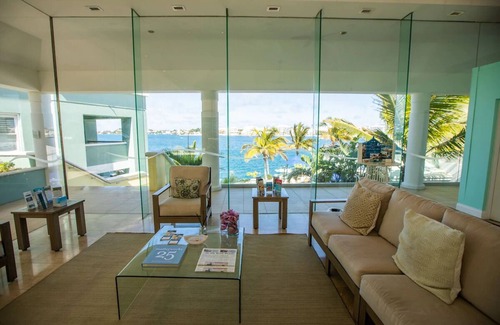 Paget House | 2 Spacious Units! Kitchen, Outdoor Pool, FREE Parking Near Marley Beach!