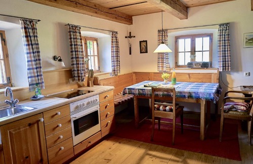 Hebertsfelden Apartment | 2-stöckiges Ferienhaus mit 4 Schlafzimmern und großer Südterrasse