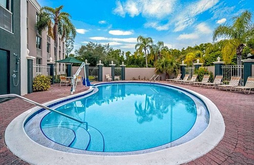 Naples Hotel | 2-Star Hotel ∙ La Quinta by Wyndham Naples Downtown
